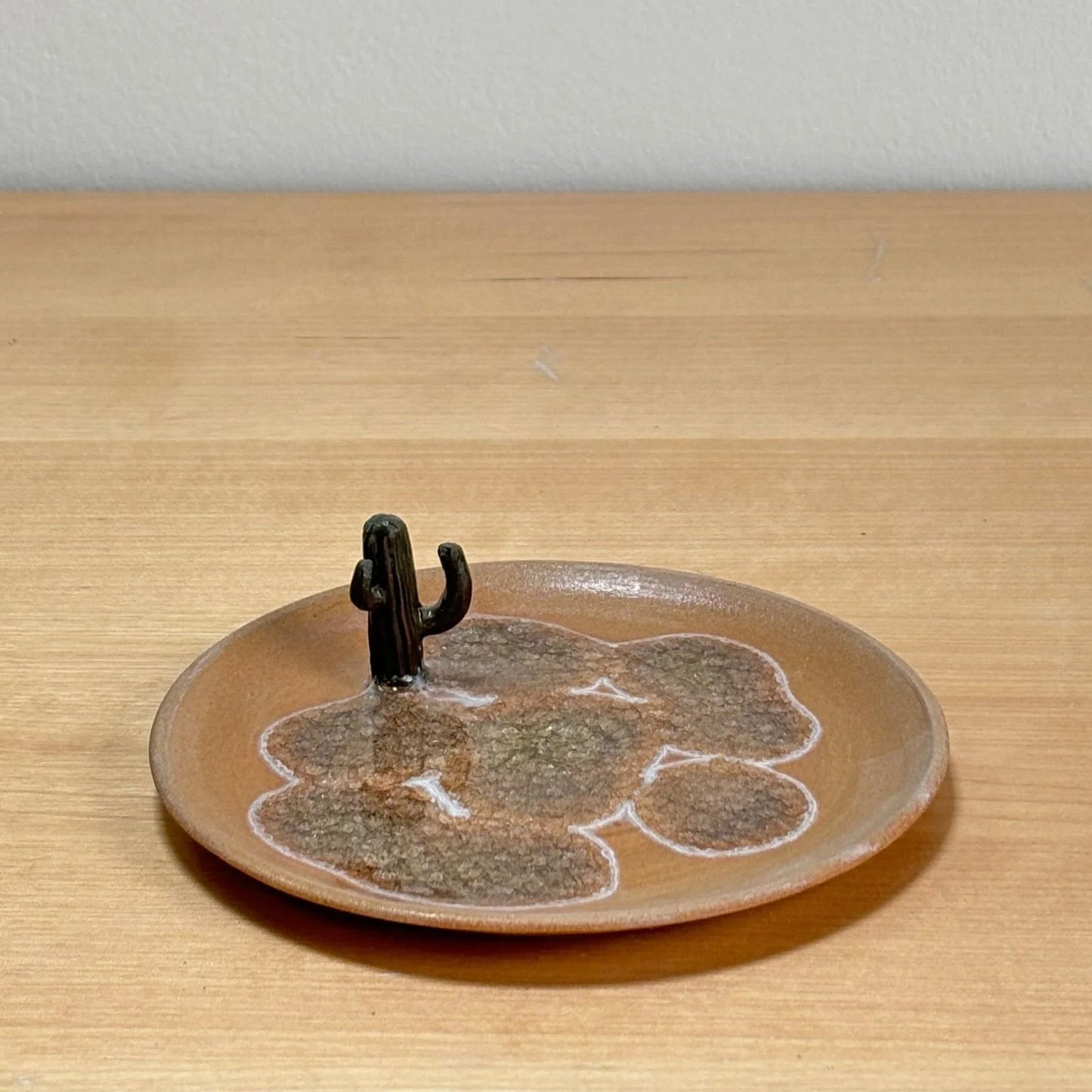 Plato de cerámica artesanal con cactus decorativo, marrón y glaseado, Hecho por Su, cerámica artesanal, pintada a mano y personalizada.