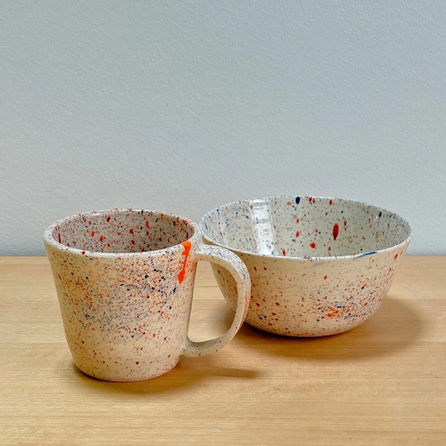 Mug de cerámica y bol Hecho por Su, cerámica artesanal pintada a mano, personalizada, salpicado multicolor.