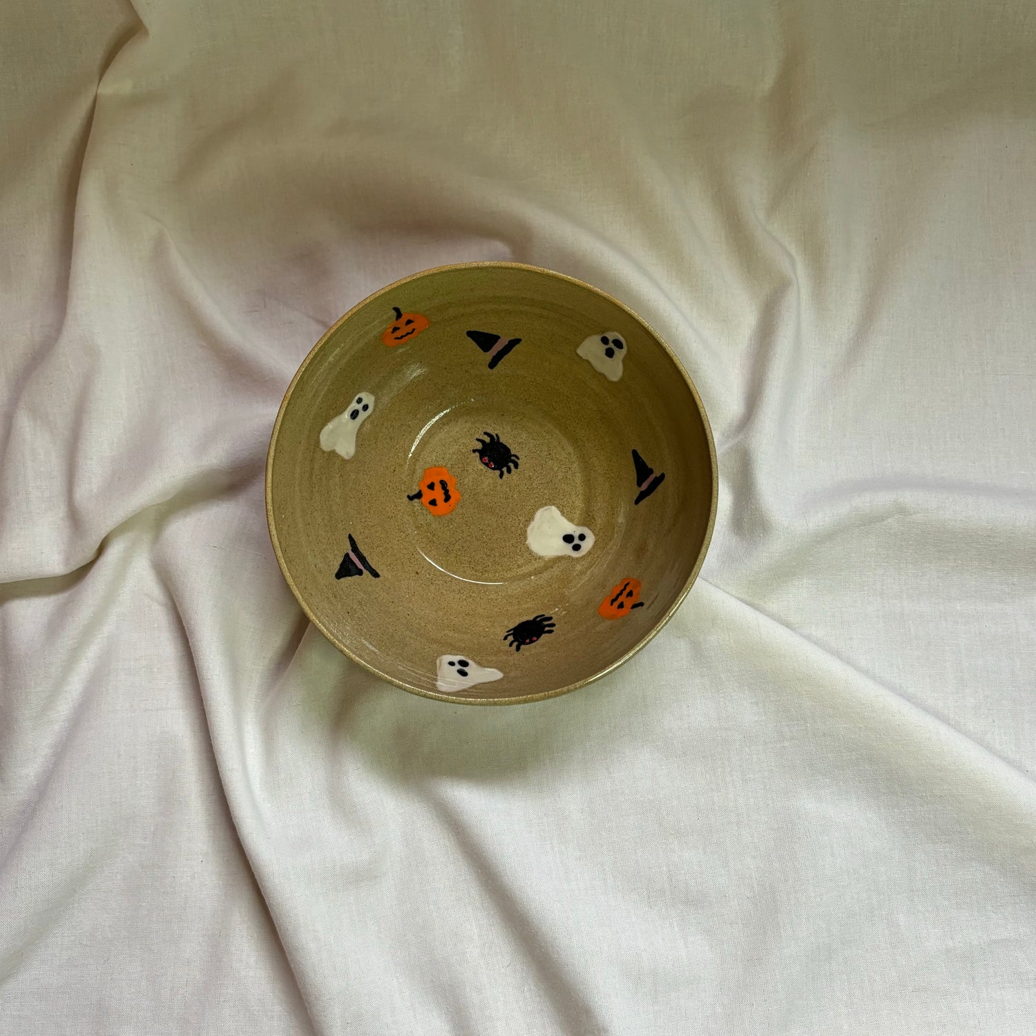 Bol de cerámica artesanal de Hecho por Su, pintado a mano con fantasmas, calabazas y detalles de Halloween. Ideal para decoración personalizada, cerámica artesanal y productos únicos desde Badalona.