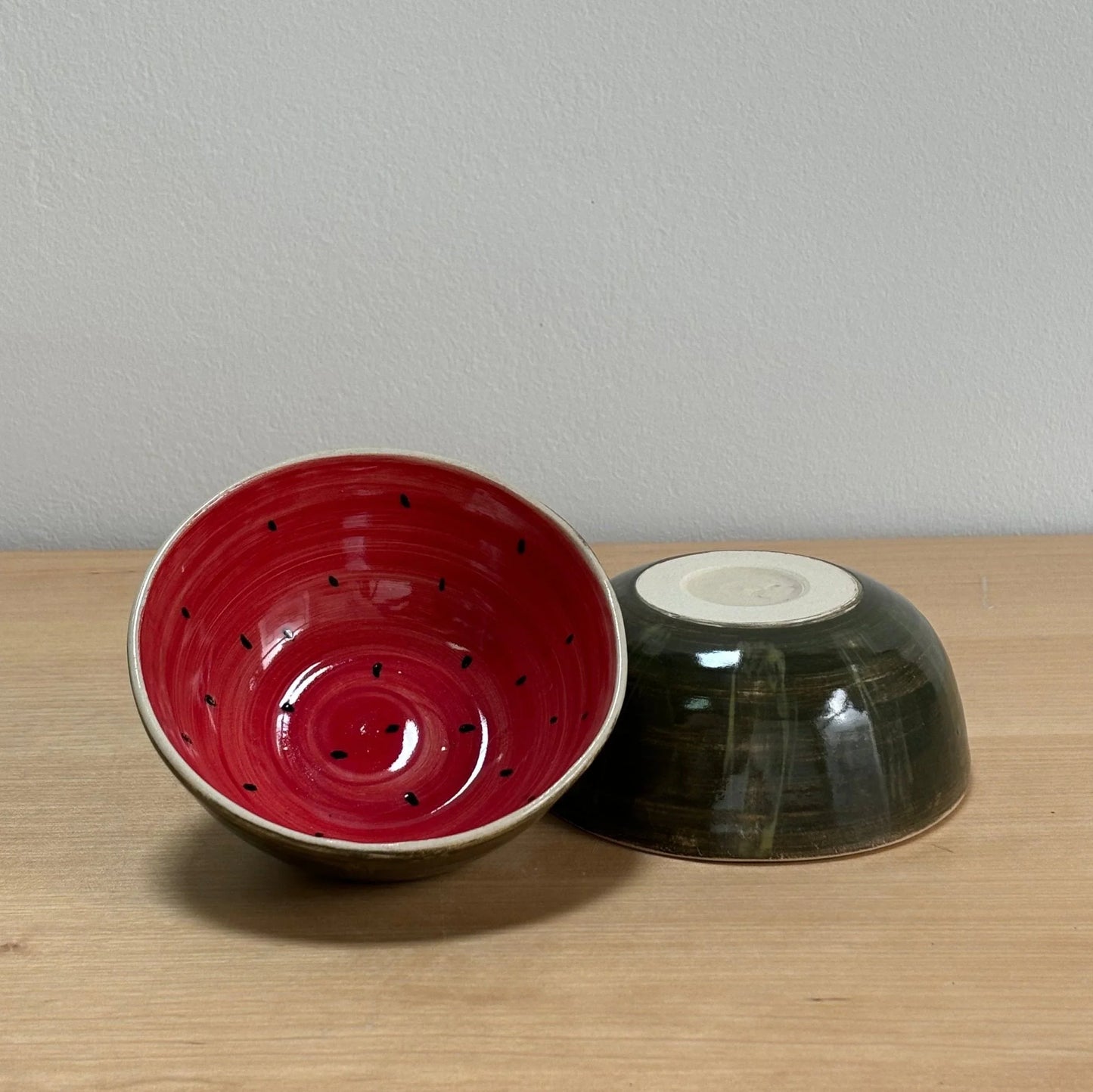 Bowl de cerámica artesanal Hecho por Su, pintado a mano, interior rojo sandía y semillas negras, personalizado, cerámica artesanal Barcelona