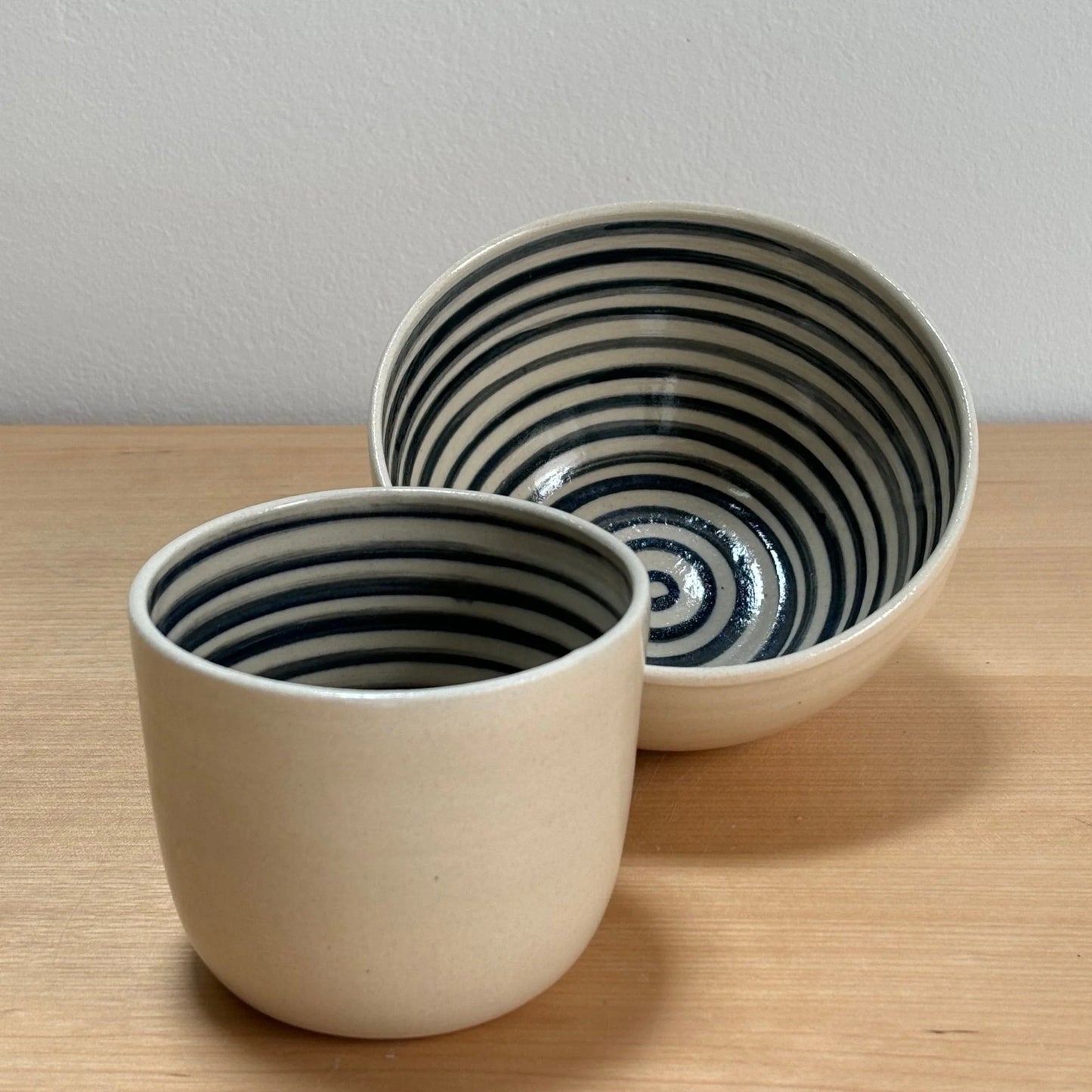 Bol de cerámica artesanal Hecho por Su, pintada a mano, personalizada, beige con rayas azul marino.