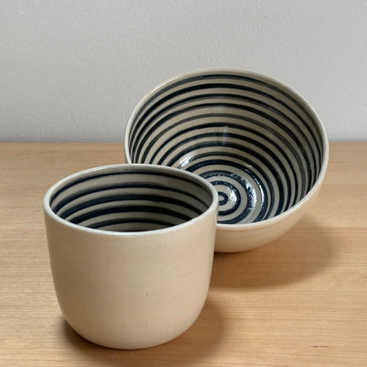 Bol de cerámica artesanal Hecho por Su, pintada a mano, personalizada, beige con rayas azul marino.