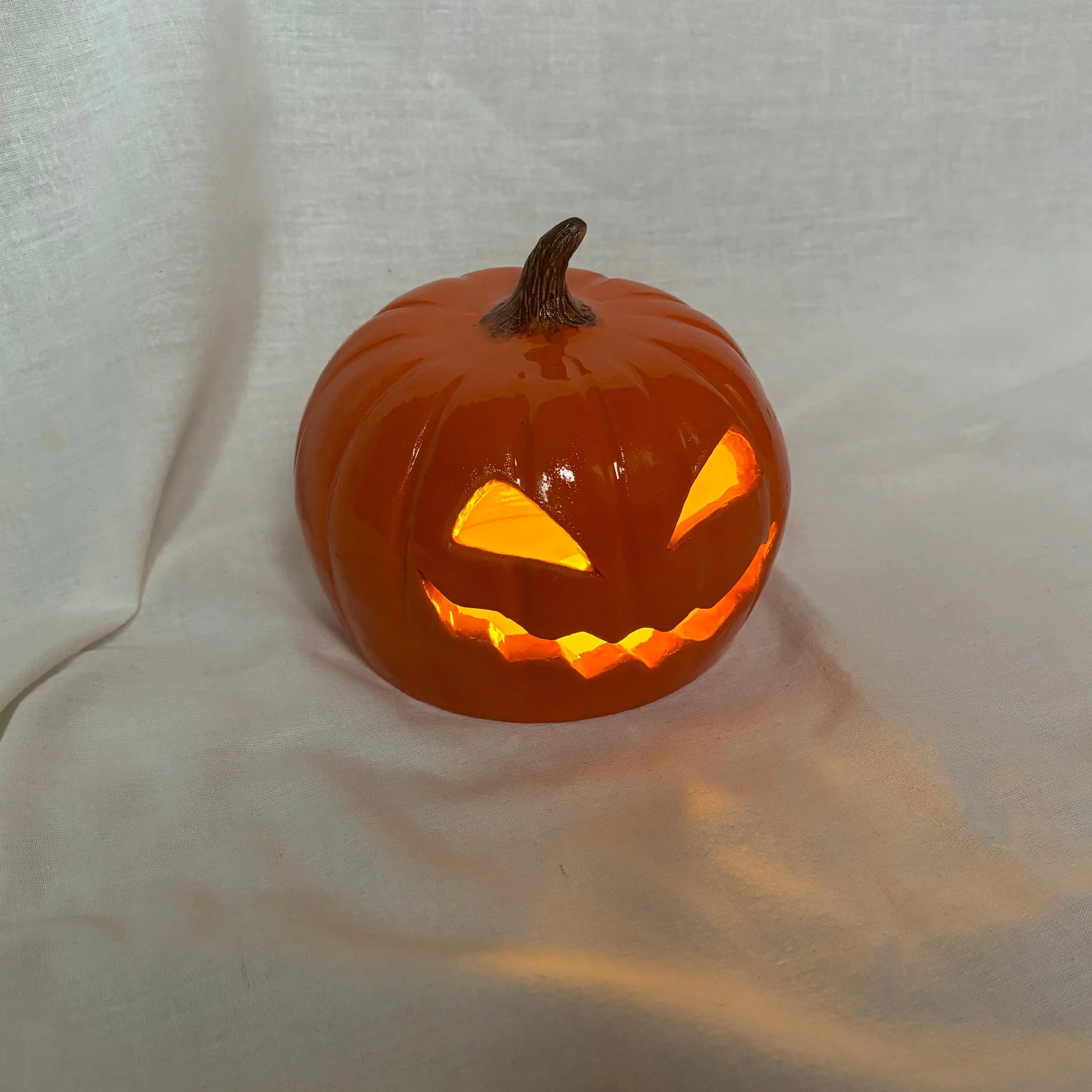 Calabaza de cerámica artesanal Hecho por Su, pintada a mano, iluminada, ideal para decoración personalizada.