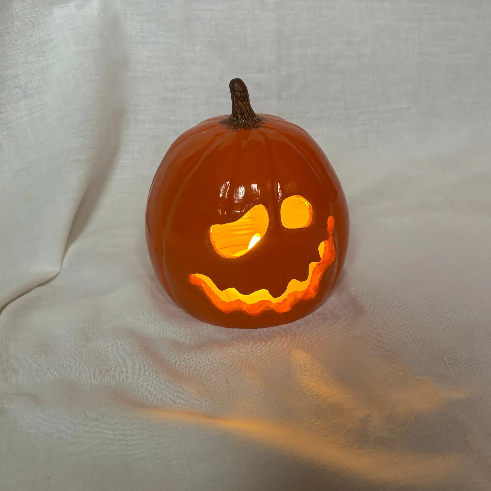 Calabaza de cerámica artesanal Hecho por Su, pintada a mano, iluminada, personalizada, detalle rústico.