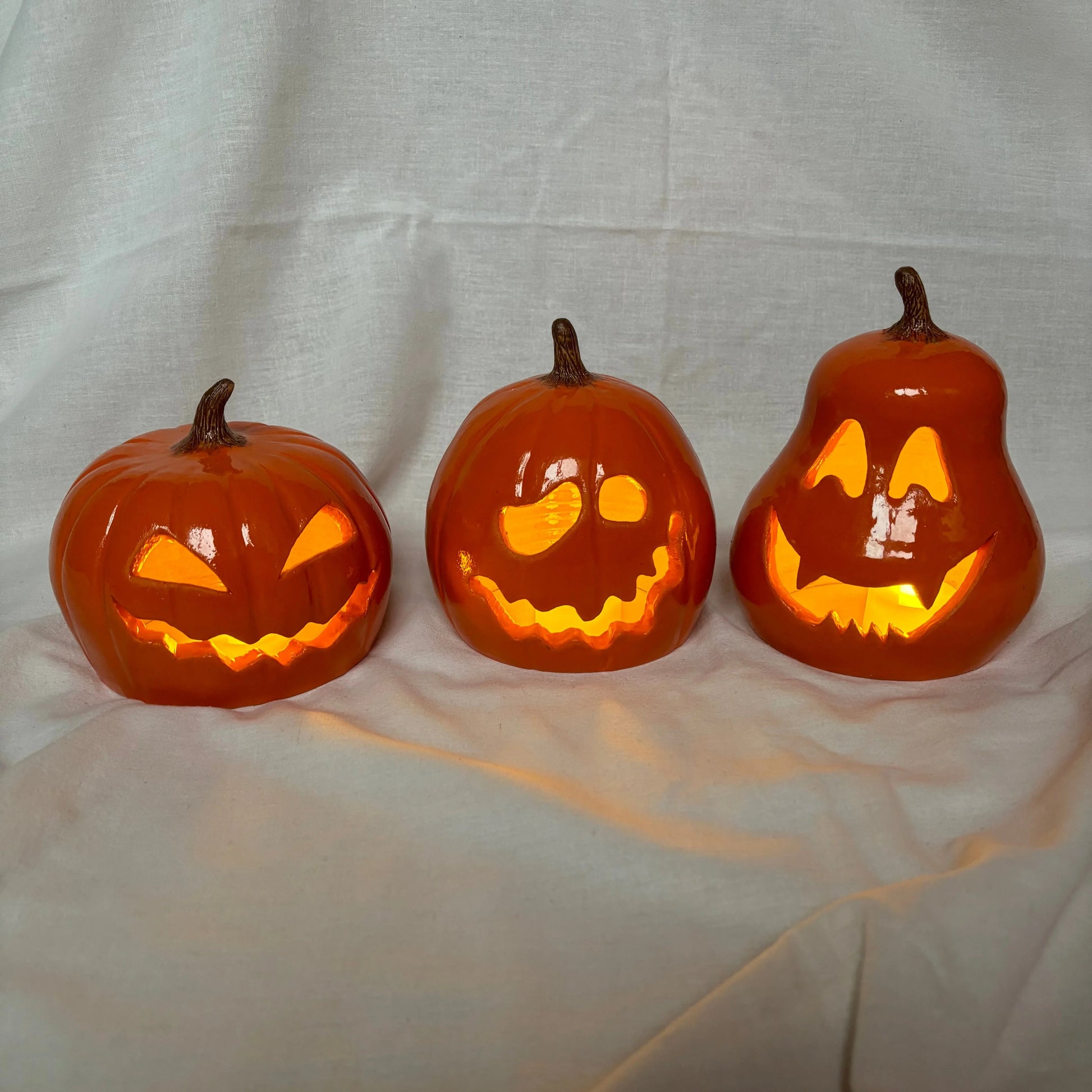 Calabazas de cerámica artesanal de Hecho por Su con caras talladas y luz interior, cerámica artesanal pintada a mano, decoración personalizada.