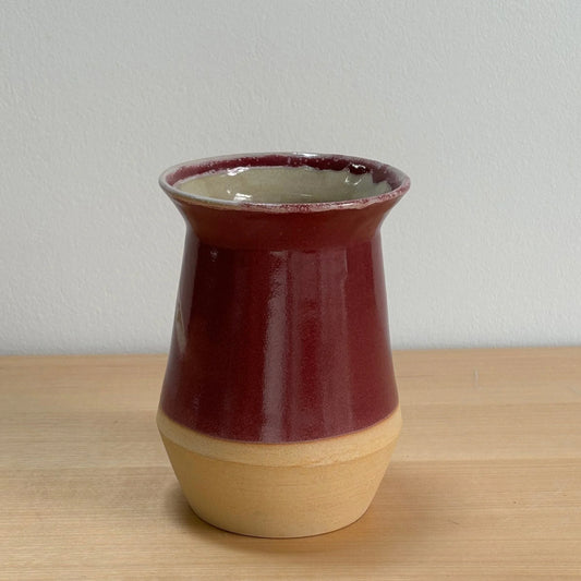 Jarrón de cerámica Hecho por Su, pintada a mano, acabado rojo y base beige, cerámica artesanal personalizada.