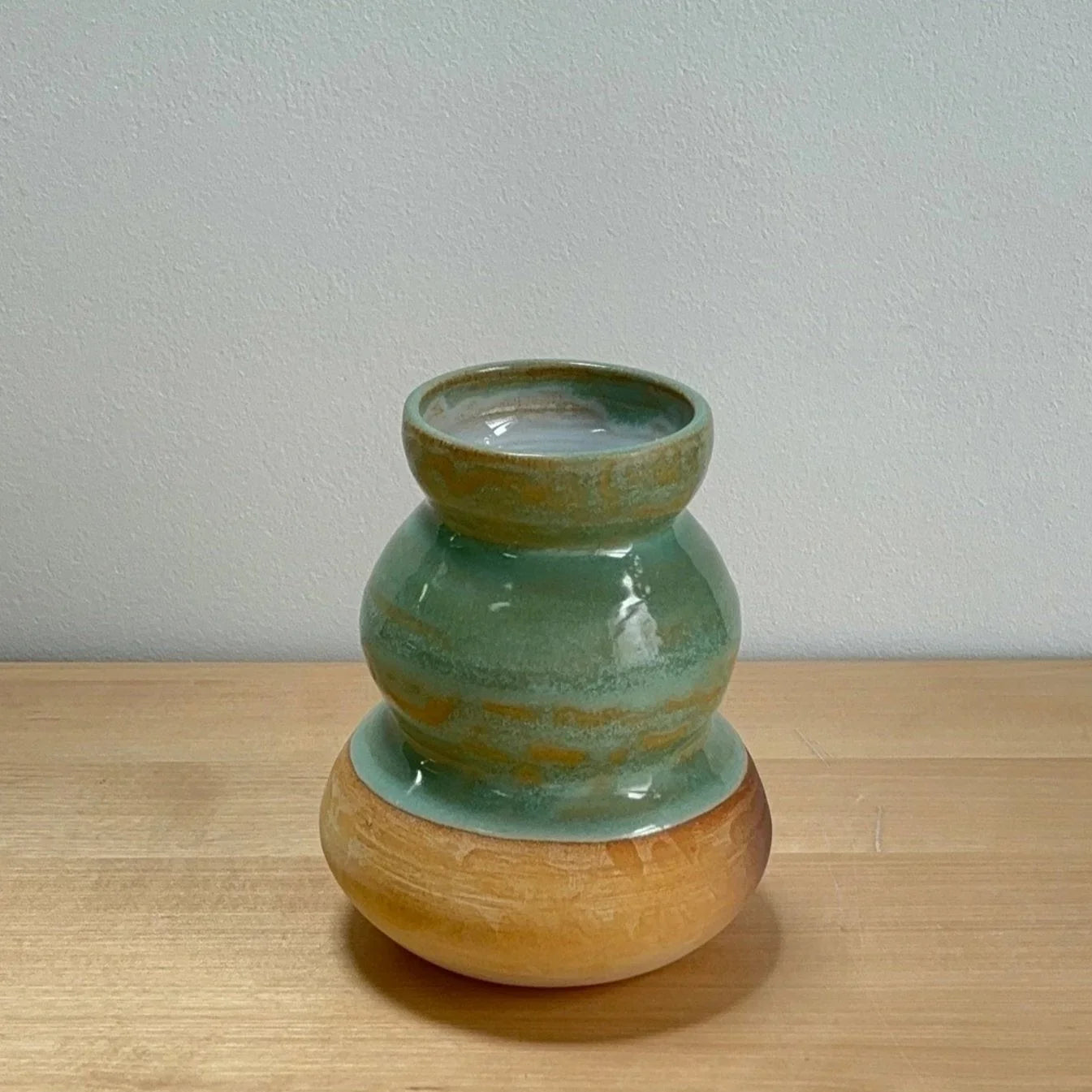 Jarrón de cerámica Hecho por Su, jarrón de cerámica artesanal pintada a mano en tonos verde y beige, personalizada y rústica.