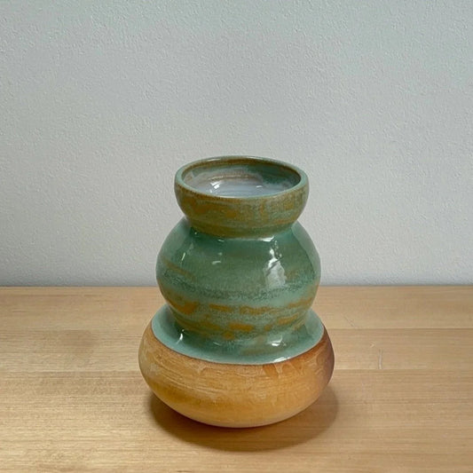 Jarrón de cerámica Hecho por Su, jarrón de cerámica artesanal pintada a mano en tonos verde y beige, personalizada y rústica.