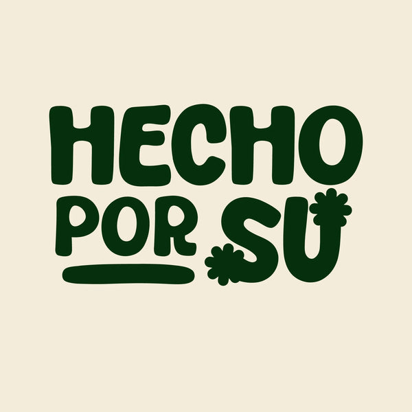 Logo de Hecho por Su en verde sobre fondo beige, tienda de cerámica artesanal, taza de cerámica, cerámica artesanal, pintada a mano, personalizada.