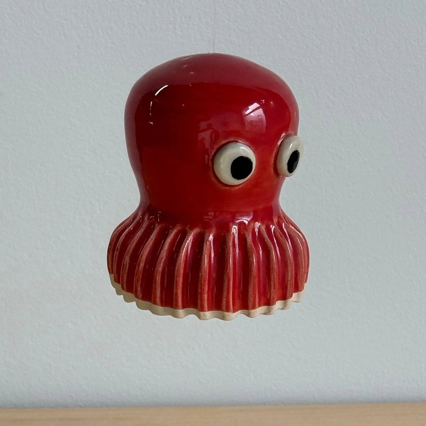 Maceta pulpo cerámica artesanal roja con ojos grandes, personalizada y pintada a mano de Hecho por Su.