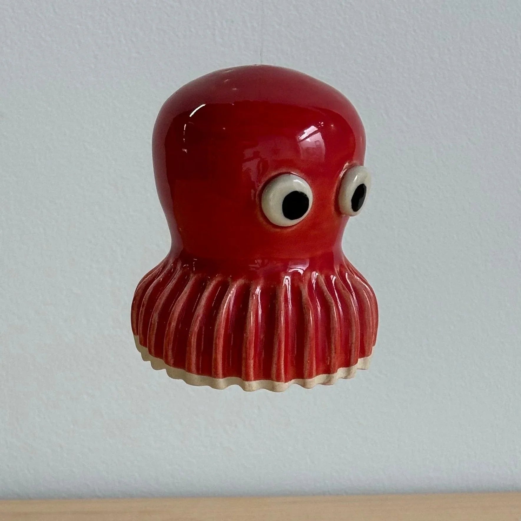 Maceta pulpo cerámica artesanal roja con ojos grandes, personalizada y pintada a mano de Hecho por Su.