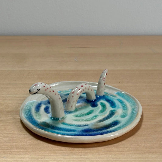 Plato de cerámica artesanal Hecho por Su, pintado a mano, personalizado, con diseño de monstruo sonriente en agua azul, cerámica artesanal Badalona.