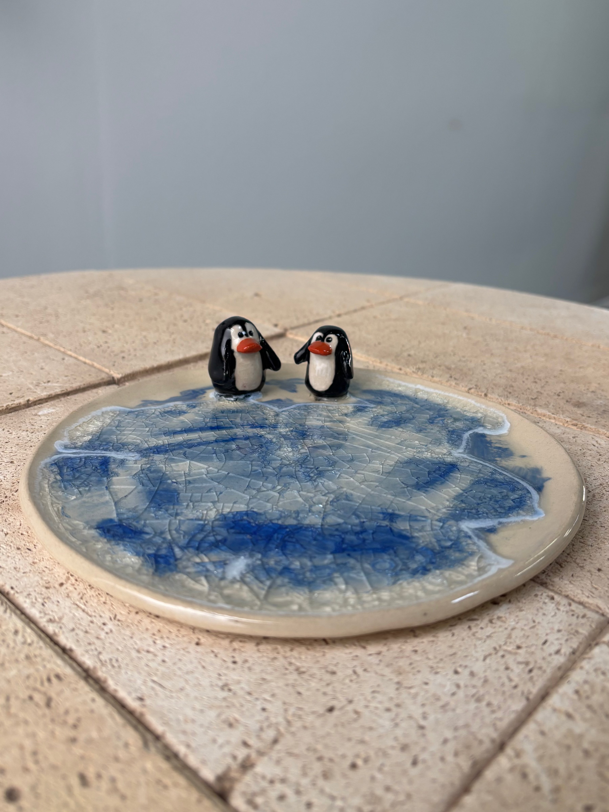 Plato de cerámica artesanal Hecho por Su con pingüinos decorativos, diseño pintado a mano y personalizada, cerámica artesanal.