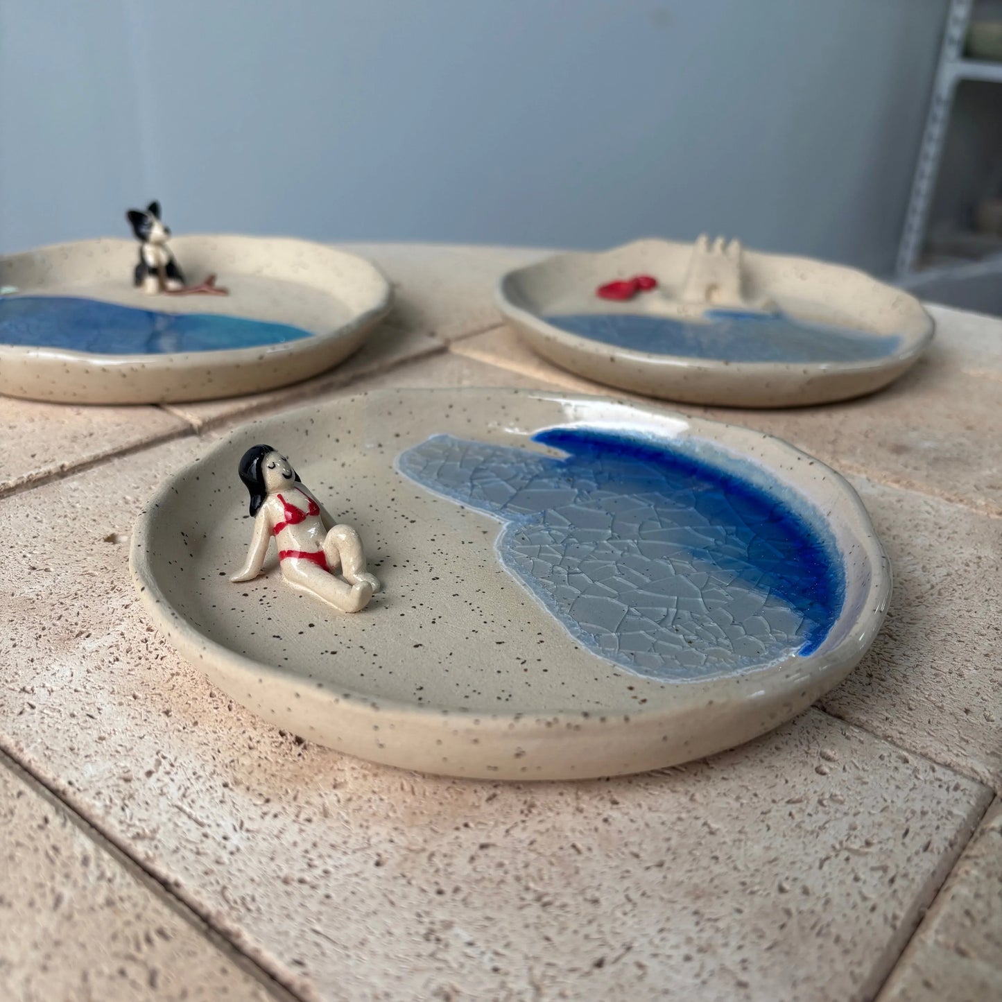 Platos de cerámica artesanal Hecho por Su decorado con figura de mujer tomando el sol, detalles pintados a mano en azul, estilo personalizado, perfecto para amantes de la cerámica artesanal.