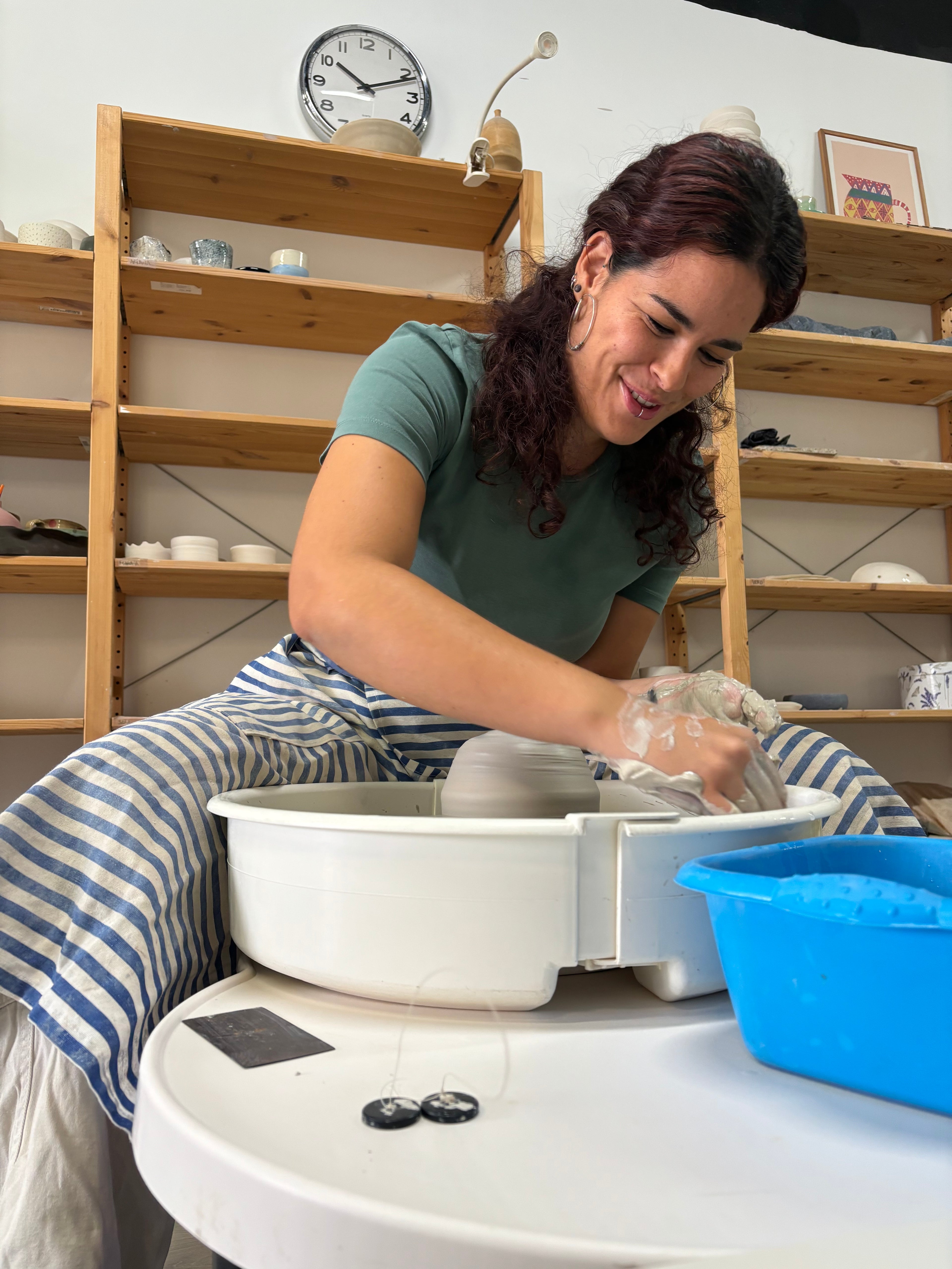 Su de Hecho por Su moldeando la arcilla a mano en su taller de cerámica artesanal