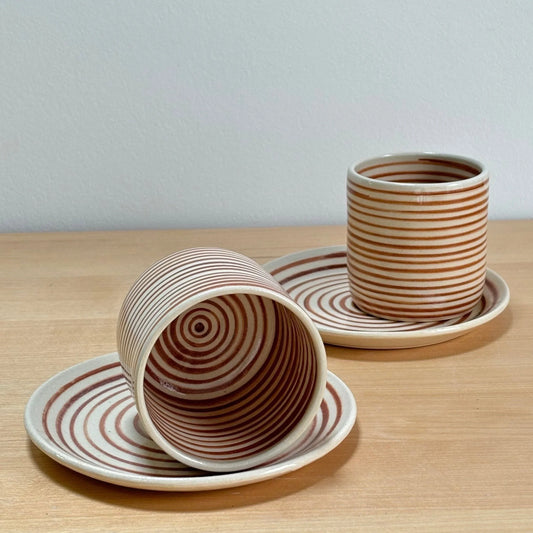 Taza de cerámica Hecho por Su beige con líneas marrones, cerámica artesanal pintada a mano y personalizada.