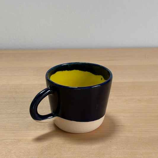 Taza de café Hecho por Su, cerámica artesanal pintada a mano, exterior azul oscuro, interior amarillo, personalizada.