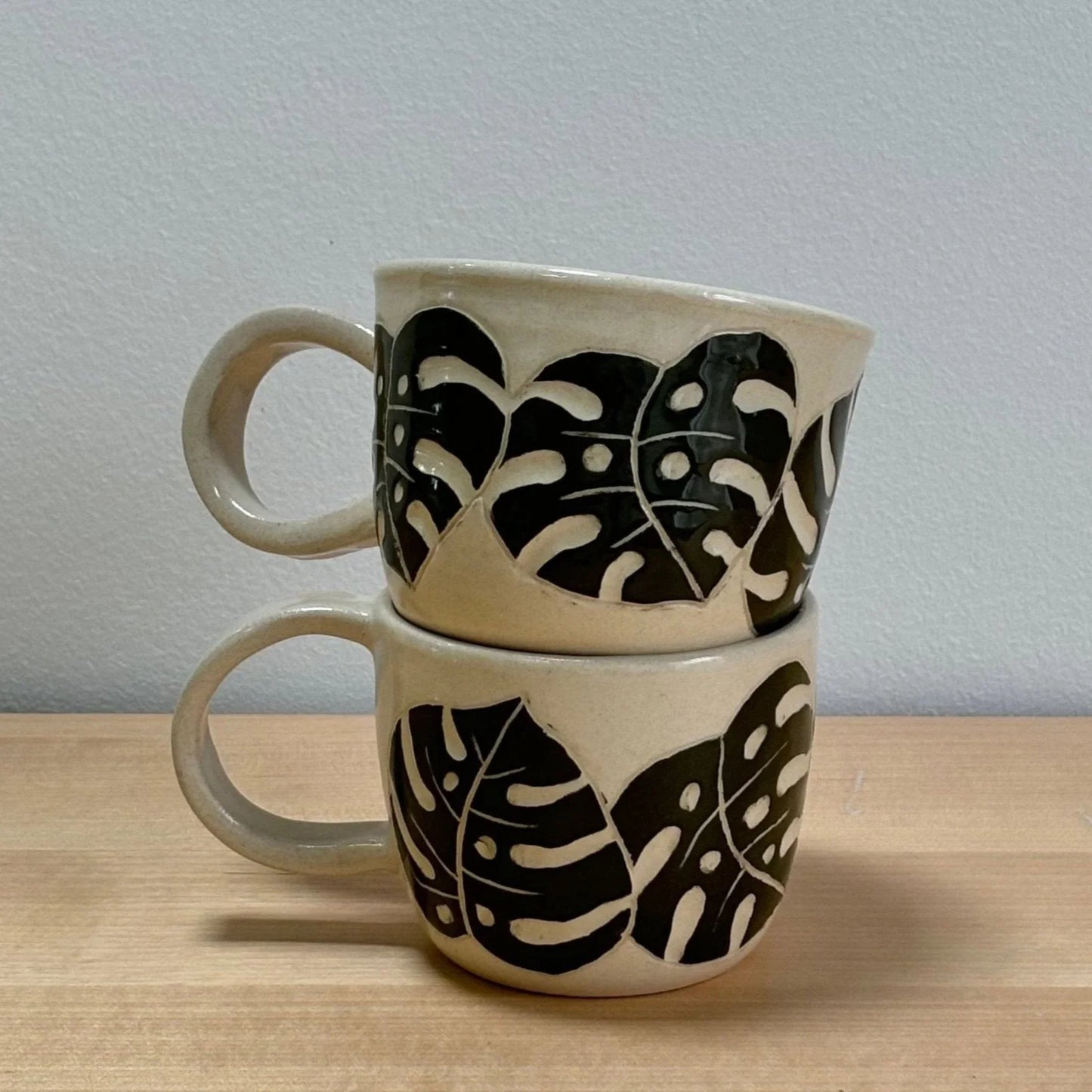 Mug de cerámica Hecho por Su, pintada a mano con hojas negras de monstera, cerámica artesanal personalizada.